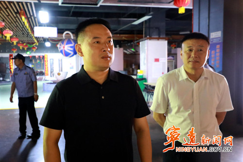 林亮亮帶隊(duì)開(kāi)展夜間安全生產(chǎn)突擊檢查_(kāi)副本500.jpg